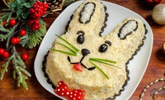 Слоёный салат "Кролик" с курицей, грибами, овощами и сыром пошаговый рецепт