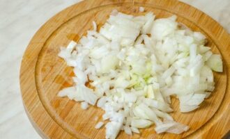 Слоёный салат "Кролик" с курицей, грибами, овощами и сыром пошаговый рецепт